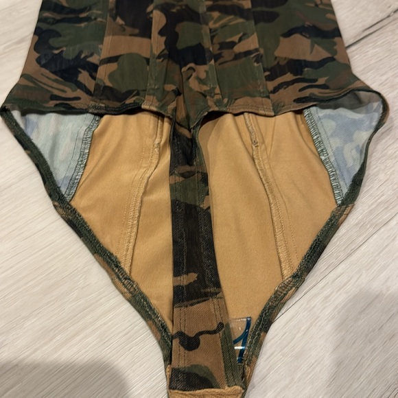 Good American Leaf CAMO001 NWT Printed Mesh Corset Bodysuit with snaps. - Picture 10 of 15